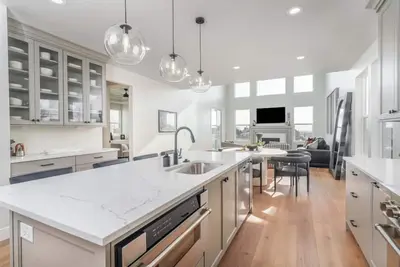 Image de Spacious, Modern, Executive 6-bedroom + office home in Lehi