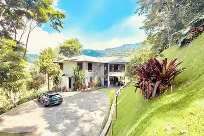 Image de Mansion with 5-star private service, heated pool, dedicated staff, and leisure facilities.