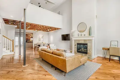 Image de Modern Central 2/2. 5 Townhome