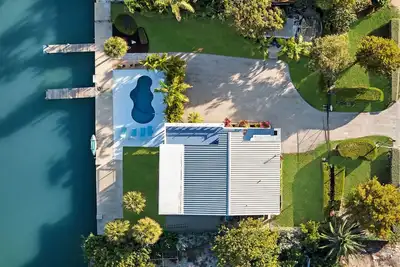 Image de Sitting at the Dock on the Bay Waterfront Pool Home