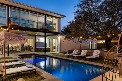 Image de Sleeps 22+ - 15min Atx & Lake - Theater, Arcade, Sauna, Pool