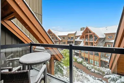 Image de Fireplace & Patio by Rockies: Hot Tub Relaxation