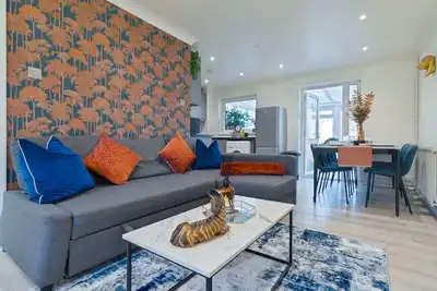 Image de Modern 2-Bed House w/ Parking - Work & Comfort