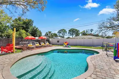 Image de Heated Pool Home with Fire Pit, Outdoor Dining & Games!