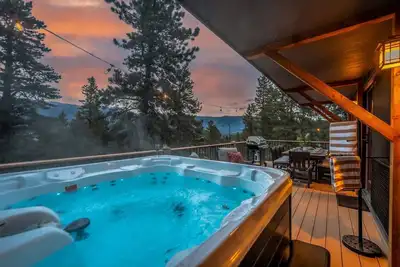 Image de Lux Mountain Hideaway. Hot Tub, Sauna, Fire Pit, Speakeasy, Pet Friendly.
