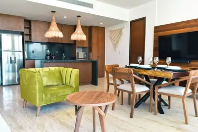 Image de 2 Bd with incredible decoration and pool access