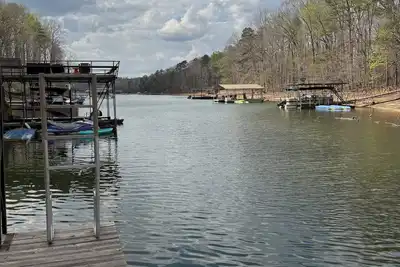 Image de 2-bedroom Lake Lanier cabin in Gainesville with private dock