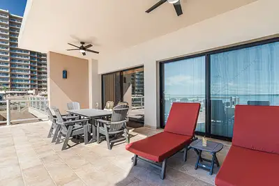 Image de Phase 2 Coronado 107 Stylish Ground-Floor 2br Steps from Pools, Beach & Las Palomas Fun.