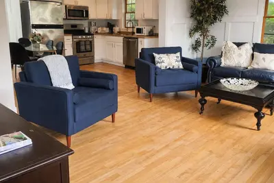Image de Newly Renovated 4br home in a privet setting & a short walk to town