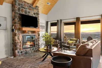 Image de Two Luxury Indoor Fireplaces! By Table Rock Lake!