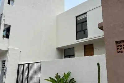 Image de 3 bd 2. 5 ba w/Ac, Wifi 15 min walk to Beach! Pet Friendly, spacious and clean!