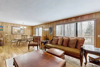 Image de Charming Chalet Near Parks, Trails & Local Attractions | Dog-friendly