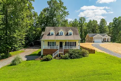 Image de Lakeview escape near beach with fenced dog run, porch & dock with one boat slip