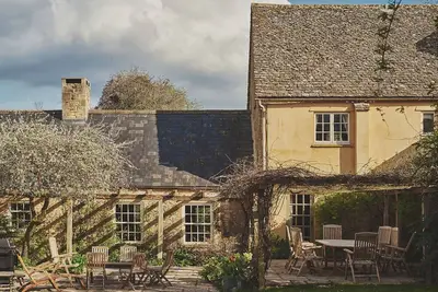 Image de 5 chambres à coucher à Chipping Norton