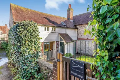 Image de White Cottage - Ukc6133