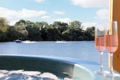 Image de 3 chambres à coucher à Cotswold Lakes