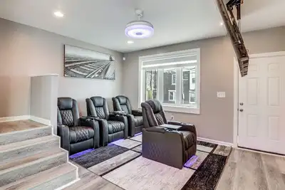 Image de Luxe Philly Home w/ Indoor Jacuzzi & 100-Inch Tv!