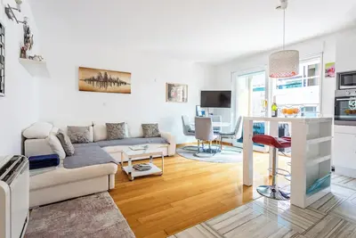 Image de 2-Br, 3 Ac, 5 min to the beach, 10min center, terrace, elevator, garage