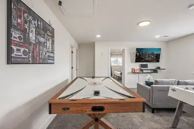 Image de Htown Getaway | Game Room Bbq Fire Pit Sleeps 16