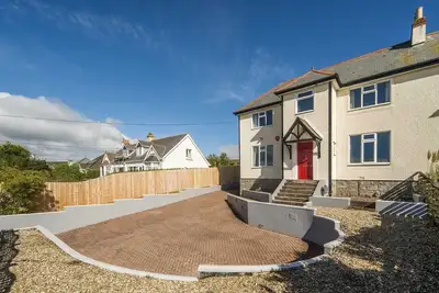 Image de Spacious family home walking distance to town and beaches