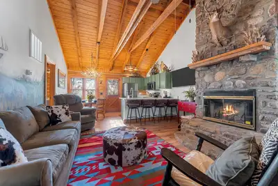 Image de Osage Woods: a Cozy Log cabin! Enjoy Hiking, waterfalls and relaxing in the hot tub! Minutes from Silver Dollar City and the Branson Strip. Rustic Charm and Modern Amenities with resort amenities!