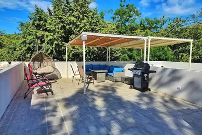 Image de Tropical 2nd floor Condo with Rooftop