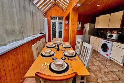 Image de Spacious 5 bedroom 2 bath house \nSleeps 10 - close to city center