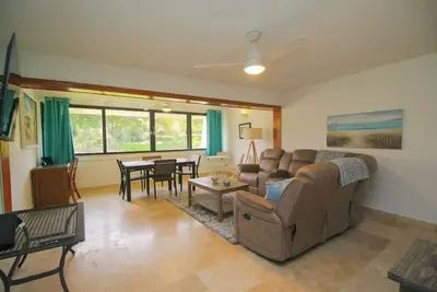 Image de 2 Bedroom Sleeps 6 - Cozy Condo with beach access