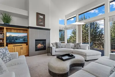 Image de Beautiful Eagle Crest Home with Recreation Passes, Gas Grill, and Firepit!