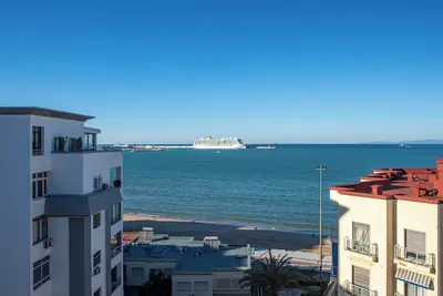 Image de 3-bedroom penthouse, stunning beach front location, minutes to shopping, train, restaurants.