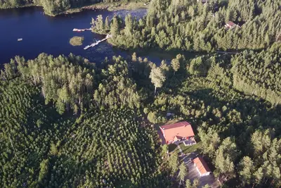 Image de Beautiful, 150 sqm villa with open gallery, fireplace, boat directly on the lake