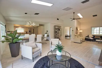 Image de 4 Min to Beach • Spacious 3br Home • 4 Beds • Private Gym • Large Backyard