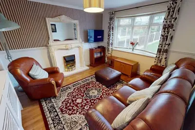 Image de Cosy family home with garden, parking and M5 access