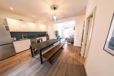 Image de Contemporary chic Sun-Drenched Oasis with Terrace