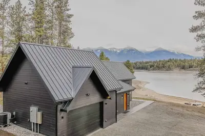 Image de Sophie Lake Chalet – Lakefront | Mountain Views