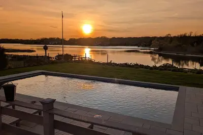 Image de Modern Waterfront Southold Escape, Private Heated Saltwater Pool, Great for. . .