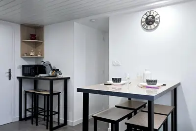 Image de Appt, avec un espace extérieur privatif guinguette avec barbecue, piscine