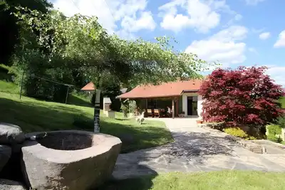Image de Chalet 'Chez Corinne' avec vue sur la montagne, piscine privée, et à proximité de stations de ski