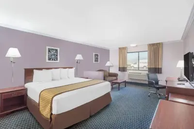 Image de Coachella Weekend Hotel Room – Days Inn Indio – Sleeps 2 – Apr 9–11th.