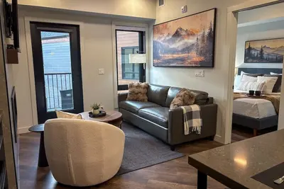 Image de Ascent Amour | Pool, Hot Tub, Fitness | Parking