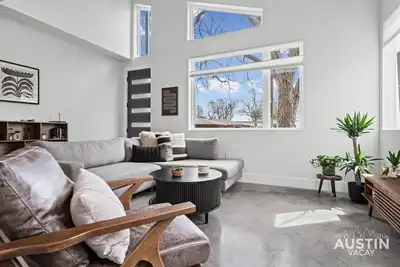 Image de Brentwood Escape w Lux King Suites - Walk to Honky Tonk Nights & Crafted Coffee!