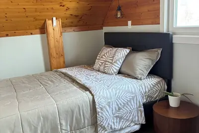 Image de Cozy private entire home in Stettler. \nWalking distance to commercial areas.