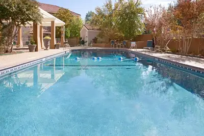 Image de Suite with Pool + Hot Tub Access + Daily Breakfast