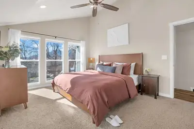 Image de New Central 2br/2. 5ba w/ Sauna, Walk to Pearl St