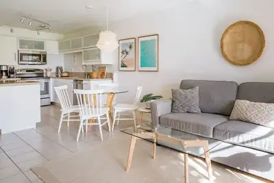 Image de Beautiful Modern Decor in a Light-Filled Condo, Hale Kamaole, Steps to Beach