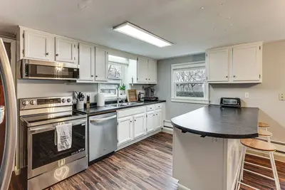 Image de 4 Mi to Downtown: Madison Getaway w/ Ev Charger!