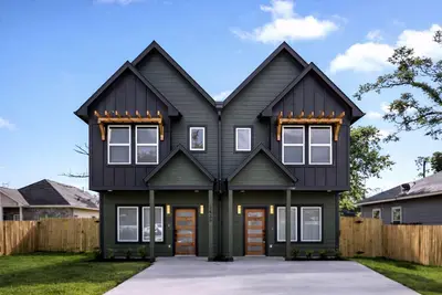 Image de Modern 3br • Sleeps 9 • Gated Parking and Yard • Fast WiFi • 15 Min to Downtown