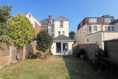 Image de One bed open plan with large garden by the sea!