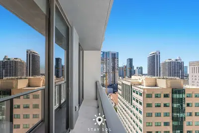 Image de Light-Filled 1br with Private Balcony Urban Chic
