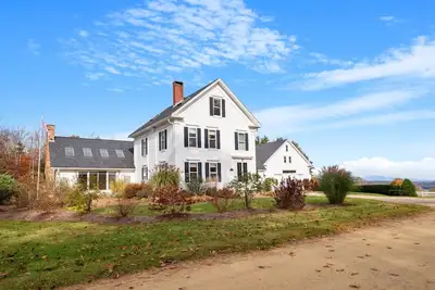 Image de Wake Up on a Farm | Nh Lakes Region l Sleeps 10